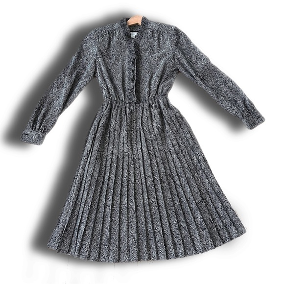 Vintage Dresses & Skirts - Vintage patterned frilled collar dress